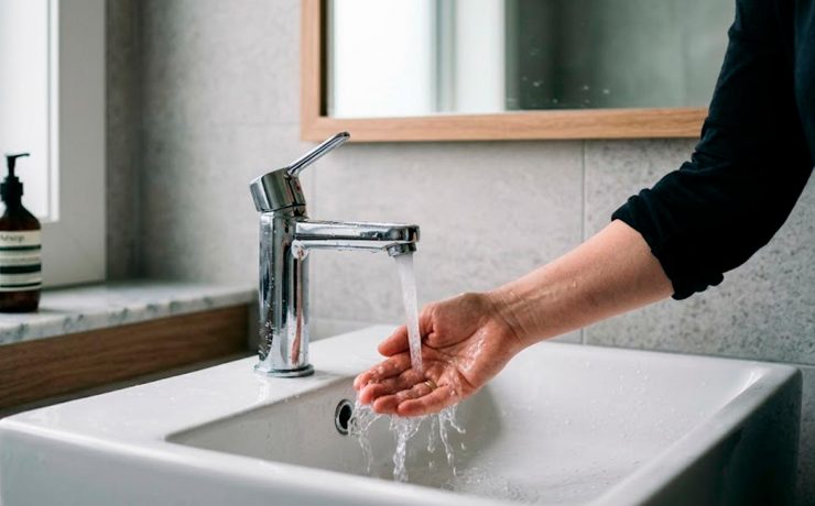 tarda salir agua caliente